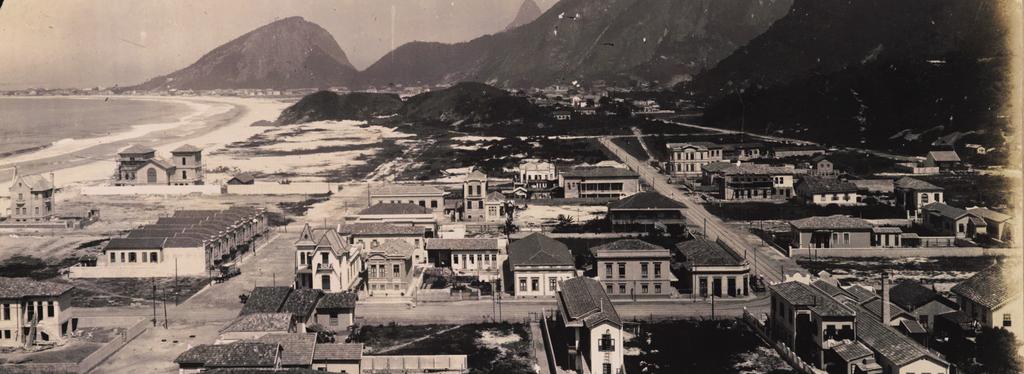 A HISTÓRIA DE UMA CALÇADA o princípio Em 1892, inauguram o Túnel Velho, abrindo caminho para levar a população de bonde para Copacabana.