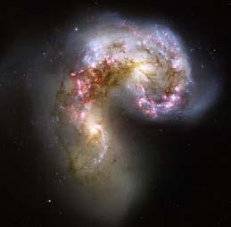 As interações deformam as galáxias, gerando peculiaridades como caudas de maré e anéis.