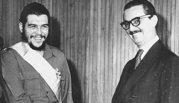 QUESTÃO 3 Documento 1 Ernesto Che Guevara, ao receber das mãos de Jânio Quadros a Grã-Cruz da Ordem Nacional do Cruzeiro do Sul. Disponível em: <http://www.abi.org.