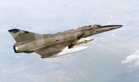 Mirage 5CO com bomba guiada a laser e Kfir C-7 da Força Aérea Colombiana.
