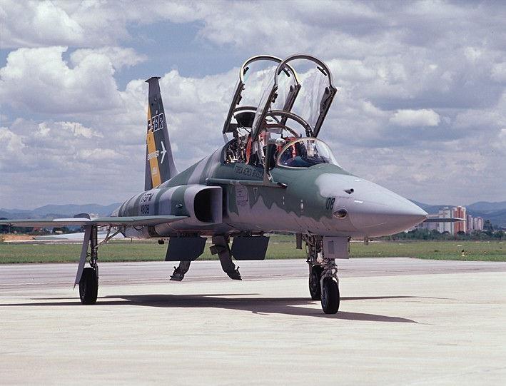 O programa de modernização dos F-5 se arrasta por um período tão longo que quando os aviões começam a se tornarem operacionais o cenário regional já mudou completamente.