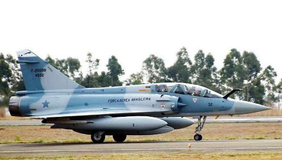 caso, tanto para os militares quanto para os políticos. F-5M e Mirage 2000D da Força Aérea Brasileira.