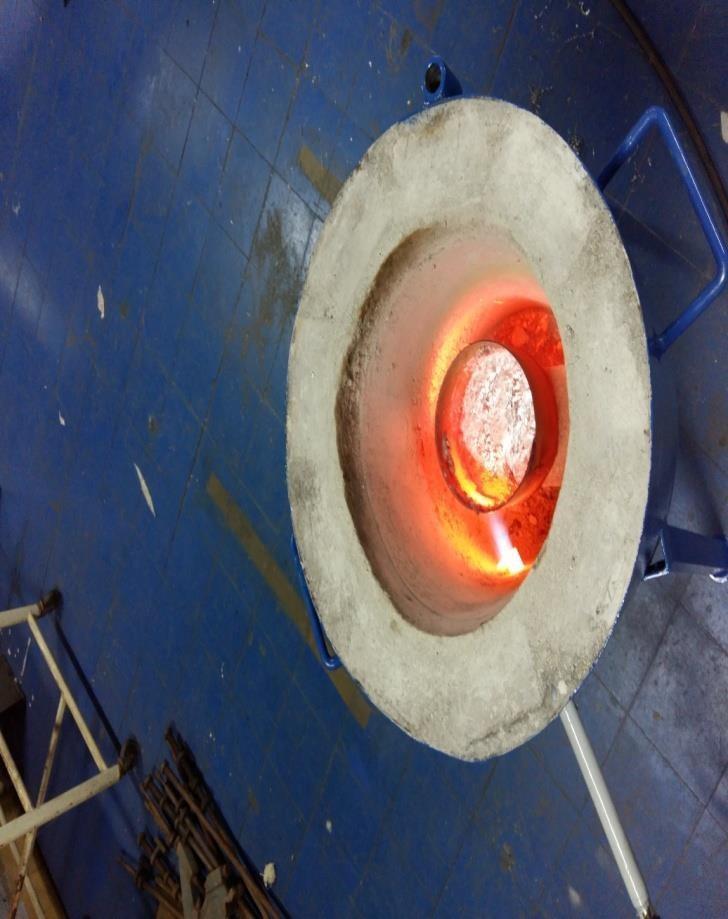 11 Figura 6 - Montagem do queimador junto ao forno Após a montagem do queimador no forno, foi inserida a carga de alumínio no cadinho e vedou-se o