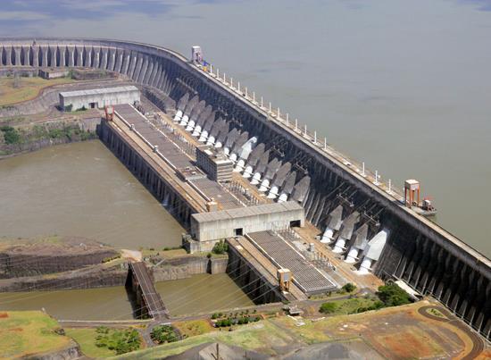 PCH A FIO D ÁGUA A usina binacional Itaipu, por estar a jusante da Bacia do Rio Paraná, é considerada como a fio d água, ou seja, mantém apenas