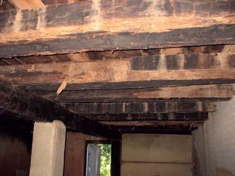 detalhamento do estado de conservação A casa-sede encontra-se conservada, sobretudo no que se refere ao madeirame estrutural da construção, ou seja: nas peças encontradas no telhado e porão (f41).