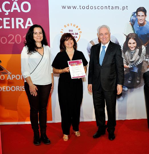 Francisco Sanches (distrito de Braga). O Presidente do Instituto de Seguros de Portugal, Prof. Doutor José Figueiredo Almaça, entrega o prémio do 3.