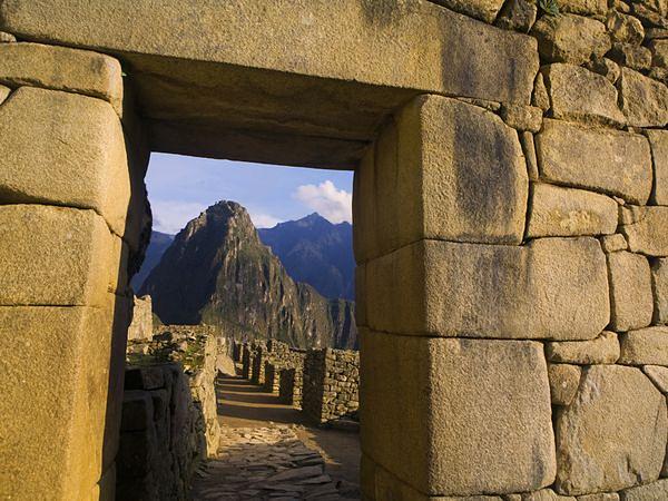 - SAQSAYHUAMAN: Localizado a 2km do centro de Cuzco, é um complexo arquitetônico monumental.