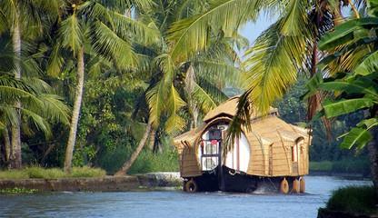 Estes barco-casas (house-boats), também conhecidos por Ketuvallam ou barcos de arroz, atravessam as tranquilas águas dos rios, lagos, baías e canais que compõem a rede fluviária Backwaters, uma das