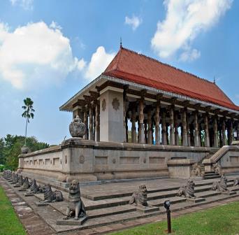 Visita ao templo Meenakshi, no coração da cidade velha, e um exemplo da arquitectura dravidiana com as suas torres cobertas de multicoloridos deuses, deusas, animais e figuras míticas.