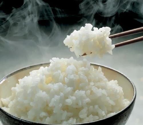 TIPOS DE ARROZ ARROZ JAPONÊS: - APÓS COZIMENTO E RESFRIAMENTO FORMA UMA LIGA PRÓPRIA PARA PREPARO DE SUSHI; - NO PREPARO ADICIONA VINAGRE, POIS O MEIO ÁCIDO DIFICULTA A GELATINIZAÇÃO E A VISCOSIDADE.