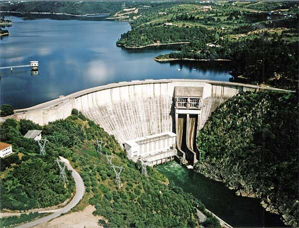 2 Definição de Energia Hidroelétrica A energia hidroelétrica é obtida a partir da energia potencial de uma massa de água que circula na natureza