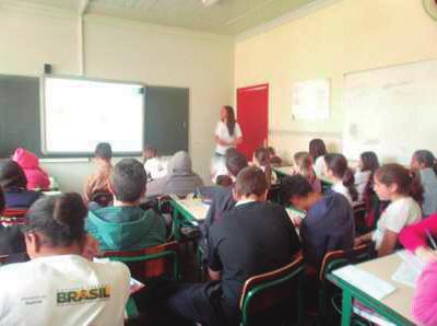 Figura 01. Alunos da Escola Nucleada Municipal Silva Paranhos assistindo a palestra sobre plantas medicinais.