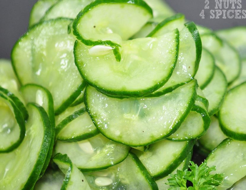 Essa salada de pepino dinamarquesa é incrível e muito refrescante.