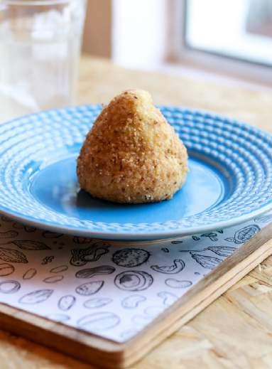 Opções de recheios para Coxinha ou Empada: Ÿ Azeitona e ricotta de amêndoas Ÿ Requeijão de tofu orgânico e palmito Ÿ Pesto e tomate cereja Ÿ Shimeji DOCINHOS PAÇOCA 20 unidades: R$ 80 Amendoim,