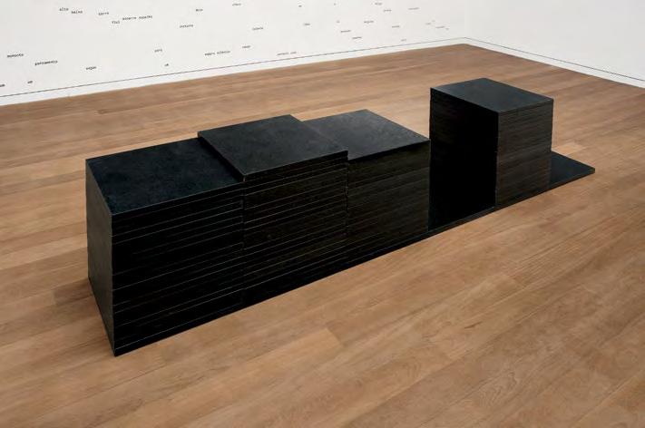 strata (pilha) 2003-2013, granito preto, 60 60 360 cm Sistema de