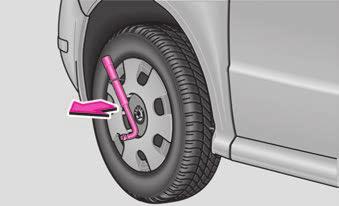 Auto-ajuda 181 Montar o tampão da roda/a tampa de decoração da roda, e/ou a capa de cobertura. Nota Todos os parafusos devem estar limpos e devem enroscar-se facilmente.