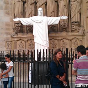 CURIOSIDADE Uma réplica do Cristo Redentor está sendo exibida a na entrada da catedral