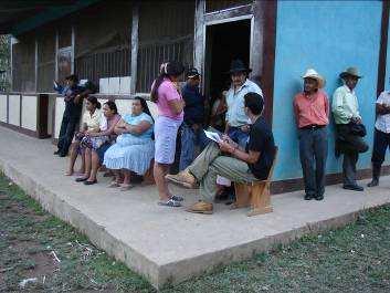 48 Figura 8 Aplicação de questionários nas comunidades de Bonanza e La Felicidad. Foto: Feliciano Euceda.