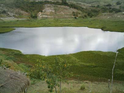 carreamento de sedimentos para a sua bacia hidráulica. Figura 65 e 66 Sangradouro e lago da barragem do Canha no Médio Rio Natuba.