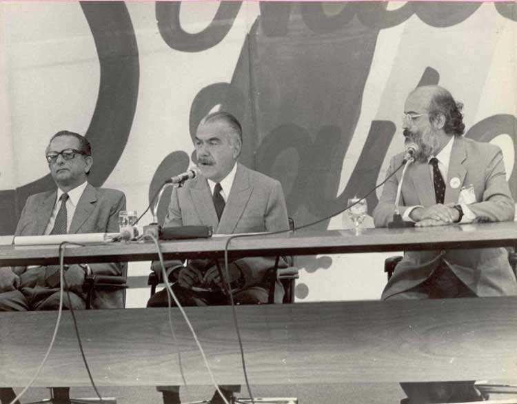 O surgimento do SUS O surgimento do SUS A 8ª Conferência Nacional da Saúde, realizada em março de 1986, é considerada um marco histórico e consagra os princípios preconizados pelo Movimento da