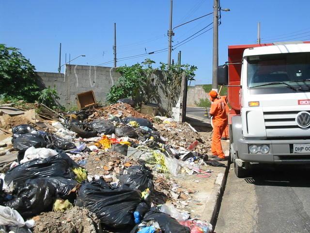 Deposição irregular de Resíduos da Construção Civil (entulho) Difícil identificar o responsável, pois as descargas ocorrem em horário noturno ou não comercial.