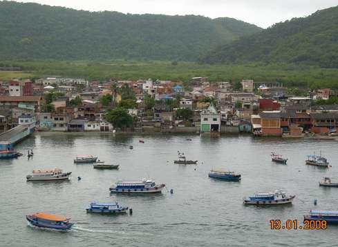 Foto 7.21 - Barcos de pesca e turismo no Bairro Santa Cruz dos Navegantes Município do Guarujá Fonte: Pablto, 2008.