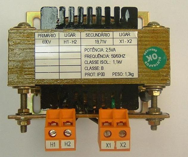 Instalação e Conexão.4.8 Sincronismo O CFW-11M RB monitora a tensão de linha (A, B e C) na entrada do conversor através de dois transformadores e um cartão de sincronismo.
