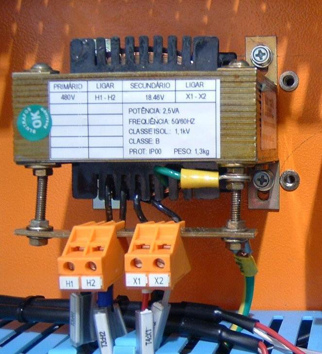Instalação e Conexão Os transformadores de sincronismo são fornecidos pela WEG para montagem no painel no local em que é montado o conversor regenerativo CFW-11M RB. A figura.48 ilustra essa montagem.