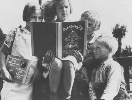 À esquerda: Capa de um livro infantil alemão intitulado "Trau keinem Fuchs auf grüner Heid und keinem Jüd auf seinem Eid" (Confie tanto no juramento de um Judeu quanto em uma raposa no mato). 1936.