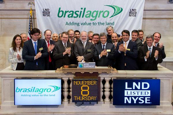 Mercado de Capitais Em 8 de novembro de 2012, realizamos a cerimônia de estreia das negociações de ADRs do Nível II na NYSE, sob o ticker LND.