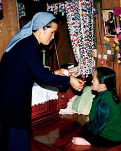 Vão e façam com que todos os povos se tornem meus discípulos... (Mt 28,19) No Vietnã, freiras levam Cristo aos mais necessitados.