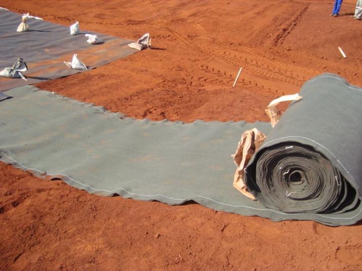 geocomposto drenante em questão com a função de ventilação de gases, evitando subpressão na geomembrana, de forma a