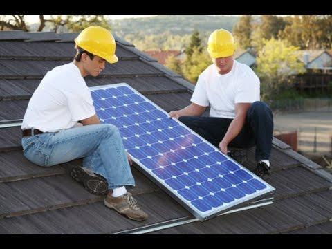 PAINEL SOLAR São as placas solares ou painéis solares que ficam instalados geralmente nos telhados, estas placas recebem a energia do sol e transformam em corrente contínua.