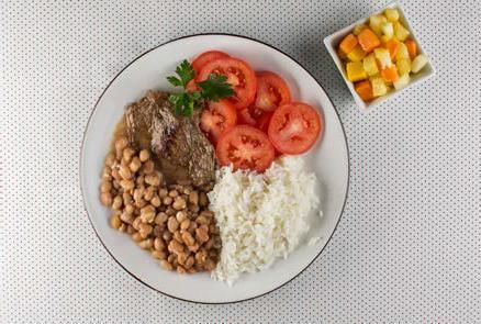 com quiabo e mamão Salada de tomate, arroz, feijão, bife grelhado