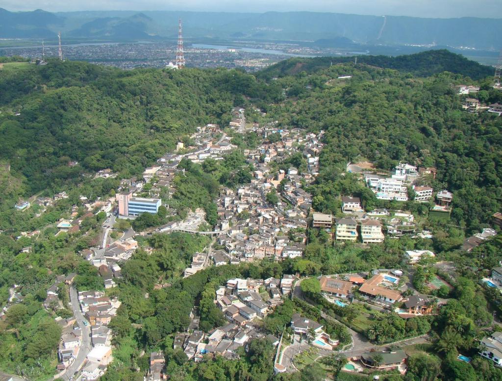 INSTRUMENTOS INCIDENTES DO ESTATUTO DA CIDADE Divisa Morro José Menino e Morro Santa Terezinha - Imagem 2013 MORRO DO JOSÉ MENINO: ZEIS + CDRU Na porção Norte: ALUGUEL DE CHÃO O aluguel de chão é uma