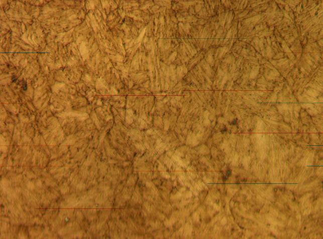 Figura 86 - Micrografia da região da solda do material: homogeneizado, solubilizado e envelhecido para região de solda (a) e ampliação do centro da solda (b). Ataque metabissulfito de sódio.
