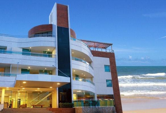 1. HOTEIS PRÓXIMOS À UNIVERSIDADE CEUMA 1. Calhau Praia Hotel O Hotel Calhau Praia encontra-se localizado na Av.