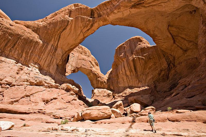 1.2 EVOLUÇÃO HISTÓRICA Origem da Construção de Pontes Antigas Civilizações Exemplos da Natureza Árvore tombada nas margens de um riacho As erosões eólicas mostraram aos primitivos o arco como forma