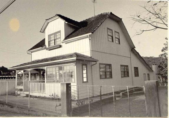 Foto 4- Casa em Rio Foto 5- Casa no Distrito de Foto 6 Casa em Canoinhas SC Negrinho SC Marcílio Dias em Canoinhas SC No entanto, já há algumas décadas a tipologia construtiva de habitações em