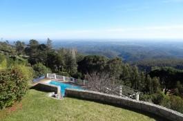 moradia tem muito espaço e luz natural com muitas portas de pátio levando a grandes terraços em ambos res do chão e primeiro andar.