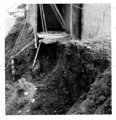 Escavações Não Protegidas. 69 Escavações Não Protegidas. 70 Toda escavação próxima a fundações existentes, necessita de uma previsão de metodologia construtiva.
