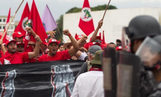 ..] a mão invisível [do mercado] precisa da proteção do governo.