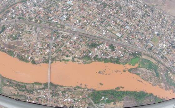 Figura 7: Rio Doce no município de Baixo Guandú/ES. Foto: IBAMA, (2015) Segundo o IBAMA (2015), os principais impactos ao meio ambiente causados pelo rompimento da barragem de Fundão são: 3.