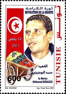 Primavera Árabe Início 2010 na Tunísia Descontentamento da população com o regime de Bem Ali Estopim: Jovem Mohamed Bouazizi ateia fogo