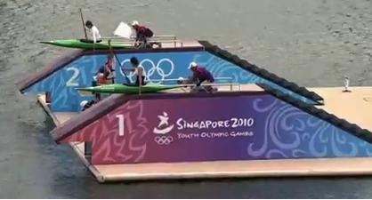 Plataforma de largada para a prova de Canoagem Slalom canoas e caiaques Fonte: Young Olympic Games Singapore 2010 As Bóias Serão montadas duas pistas paralelas e idênticas.