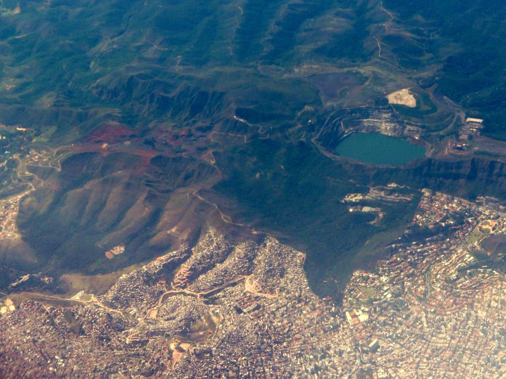 Vista aérea da Mina de Águas Claras, Serra do Curral, Belo Horizonte, MG Ecologia de Paisagens: Conceitos e Práticas de Conservação