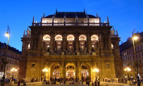 Ópera Nacional: Foi construída em 1884, para rivalizar com as grandes salas de Paris, Viena ou Dresden, não ficando muito atrás em beleza e preciosismo.
