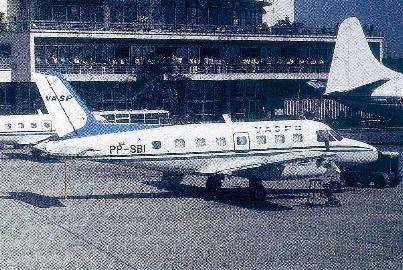 Esta primeira versão de produção tinha motores mais potentes, o P&W PT-6A-27 de 620HP e capacidade de transportar até 15 passageiros. O FAB 2132 foi o primeiro Bandeirante de série, entregue à FAB.