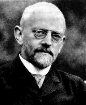 David Hilbert (1900) Pretende que todas as demonstrações matemáticas se podem mecanizar (automatizar) usando sistemas dedutivos lógicos (de primeira ordem).