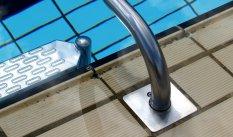 » A grande resistência dos materiais e a diversidade dos sistemas de fixação, adaptam-se a diferentes tipos de piscinas garantindo perfeita segurança em caso de queda acidental.
